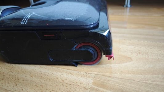 Der Hubarm ist die rote Gummilippe vorne. Hier angehoben.. Dreame T16 Pro Heat nah von der Seite