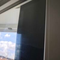 Der HAVA U01 hinterlässt Schlieren an schmutzigen Außenfenstern. Schlieren auf einem Fenster