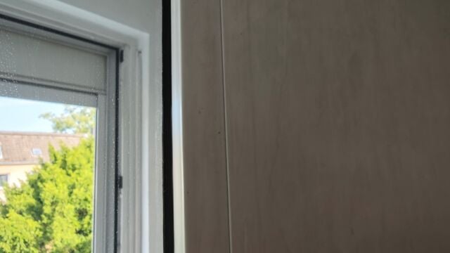 Beim Küchenfenster hinterläst der WINBOT eindeutig sichtbare Schlieren. Fenster und Fensterrahmen schmutzig