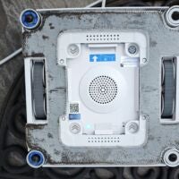 So schmutzig sieht der WINBOT nach dem Einsatz auf dem Außenfenster aus. Unterseite des WINBOT W3 OMNI mit Schmutz