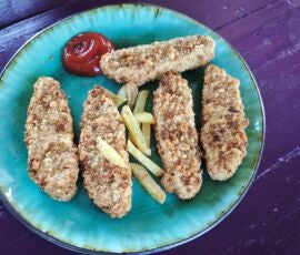 vegetarische Filetbites und Pommes mit Ketchup auf Teller
