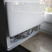 T1 Station, Klappe für Kabel geöffnet