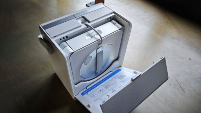 Die Omni-Station des WINBOT W2S PRO OMNI hat viele nützliche Funktionen. geöffnete Station des Winbot W2S Pro Omni