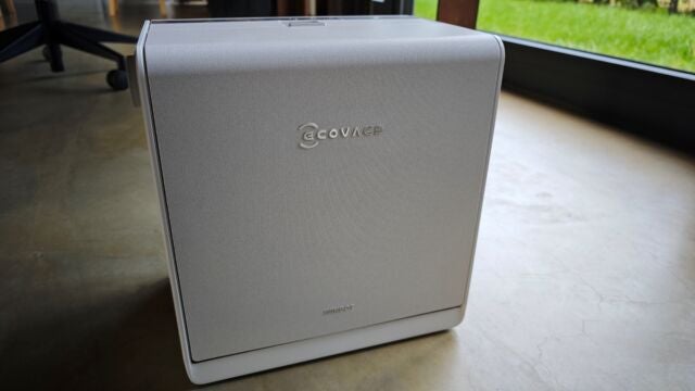 Die Omni-Station des WINBOT W2S PRO OMNI hat viele nützliche Funktionen. geschlossene Station des Winbot W2S Pro Omni