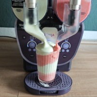 Erster Swirl-Versuch Ninja Slushi Twist mit grüner und roter Flüssigkeit, beide Laufen spiralförmig ins Glas
