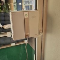 Der Mova T1 Station Fensterputzroboter putzt das Glas einer Balkontür