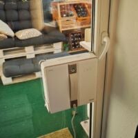 Der Mova T1 Station Fensterputzroboter putzt das Glas einer Balkontür