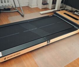 Das WoodPad Pro von Sportstech sieht nicht nur schick aus, sondern hat auch ordentlich was auf dem Kasten. WoodPad Pro ausgeklappt unter einem Schreibtisch