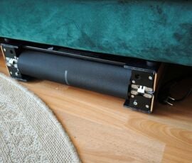 Das WoodPad Pro passt sogar unter das Sofa. WoodPad Pro eingeklappt unter einem Sofa