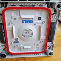 Unterseite des WINBOT: Links und rechts befinden sich die Antriebsriemen. Unterseite des WINBOT