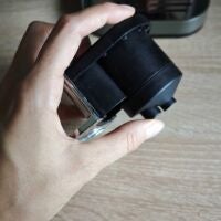 Unter dem Behälter, in dem das Espresso-Pulver gepresst wird, befindet sich ein Knopf zum Auswerfen des Kaffee-Pucks. Krups Coffee Crush Kaffee-Sieb