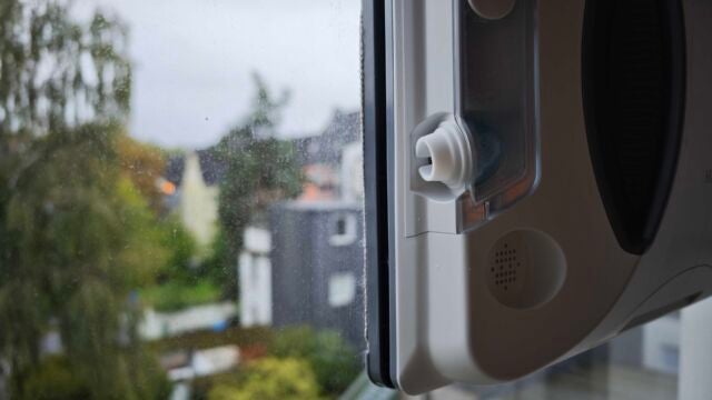 So schmutzig sah das Fenster vor der Reinigung aus. schmutziges Fenster und HAVA U01 Fensterputzroboter am Fenster