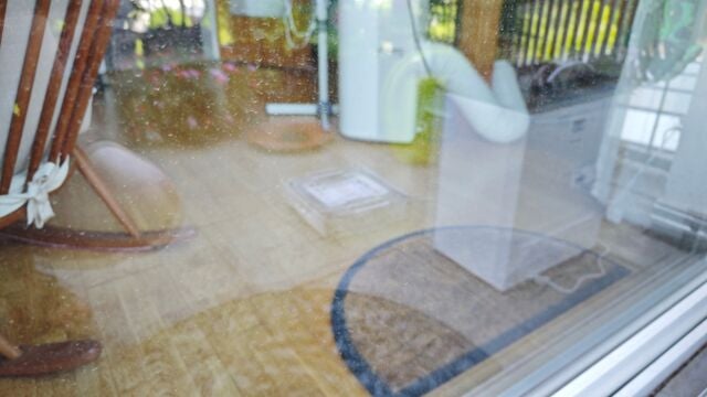 So schmutzig sieht das Wohnzimmerfenster vor dem Putzen aus... Ein schmutziges Fenster, Blick vom Balkon in Wohnzimmer