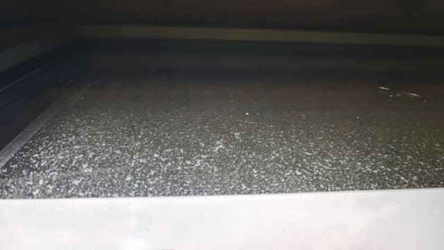 Schräg nach oben aufgenommen sieht das Außenfenster sehr schmutzig aus. schmutiges Fenster von außen, schräg von unten aufgenommen