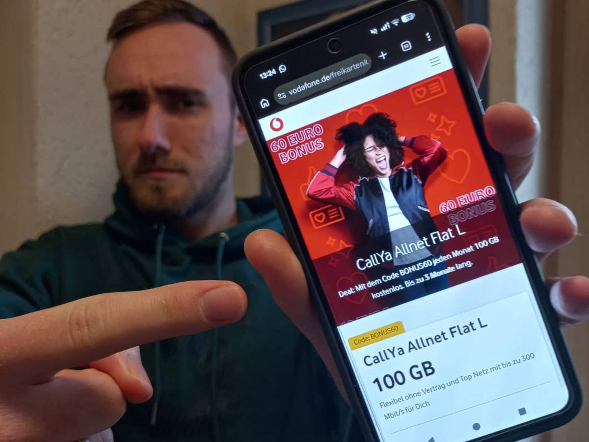 Vodafone CallYa im Test Redakteur Cedric Litzki hält ein Smartphone in der Hand, auf dem die Vodafone CallYa Aktion zu sehen ist