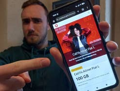 Redakteur Cedric Litzki hält ein Smartphone in der Hand, auf dem die Vodafone CallYa Aktion zu sehen ist