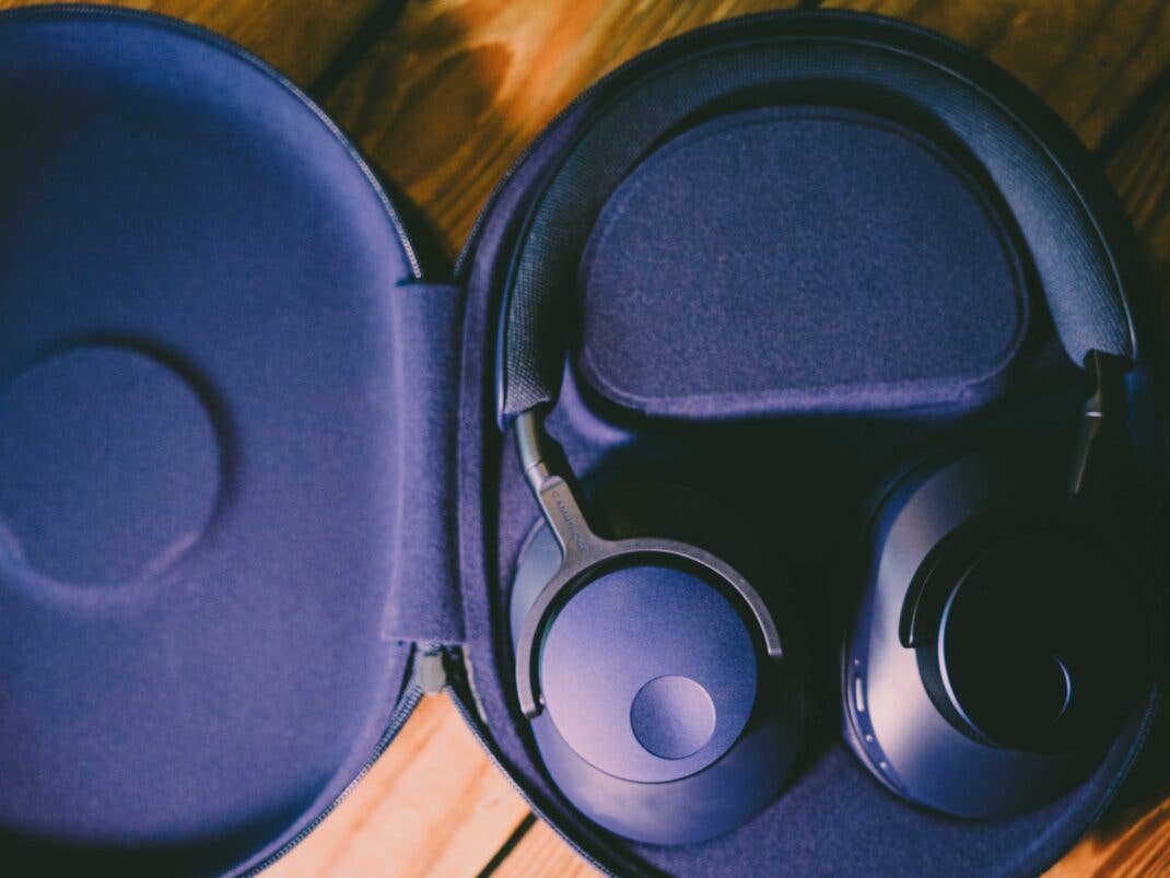 Das Case ist ausladend, die Kopfhörer lassen sich nicht zusammeklappen.