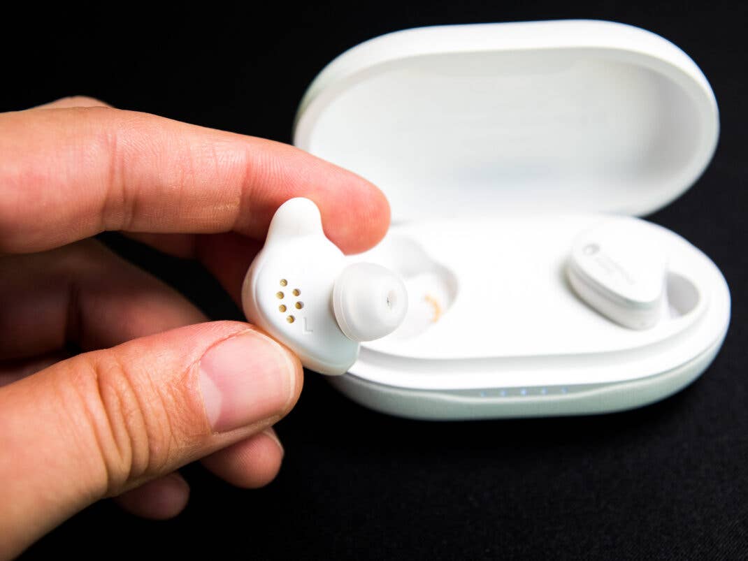Dank vielen Silikon-Aufsätzen und Ohrflossen sitzen die In-Ear-Kopfhörer gut in den Ohren.