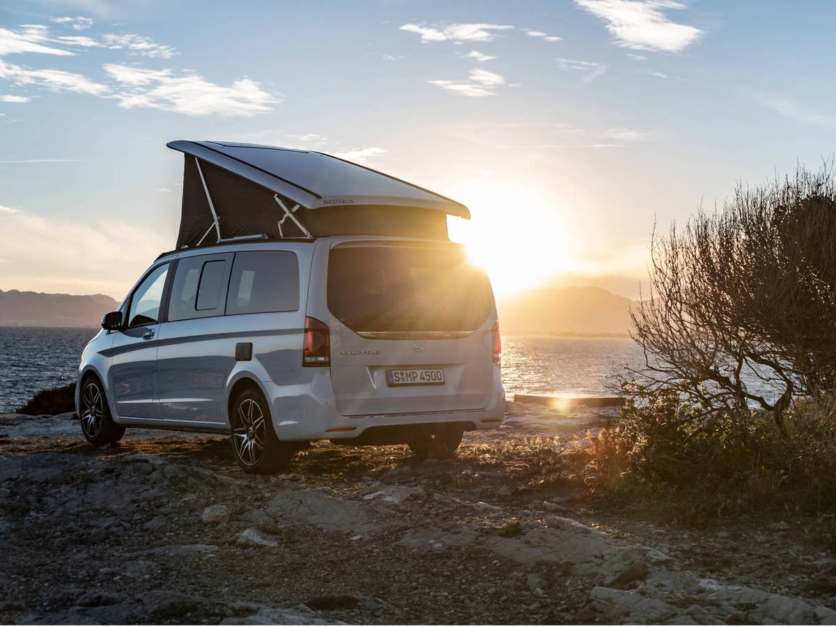 Mercedes Marco Polo steht an einem Gewässer bei aufgehender Sonne im Hinergrund.