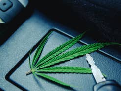 Cannabis-Blatt liegt in einem Auto neben einem Autoschlüssel.