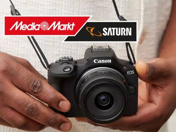 Eine Person hält die Canon EOS R100 Systemkamera