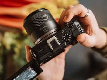 CANON EOS R50V Kit MILC Body mit Objektiv 14-30 mm