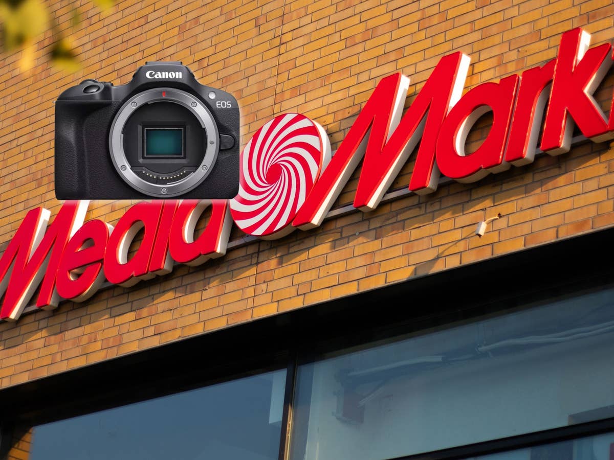 Canon Kamera bei MediaMarkt Canon Kamera vor einem MediaMarkt-Geschäft