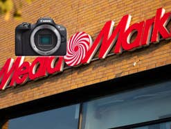 Canon Kamera vor einem MediaMarkt-Geschäft