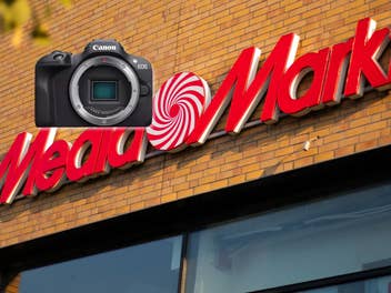 Canon Kamera vor einem MediaMarkt-Geschäft