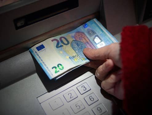 Vorsicht beim Abheben von Bargeld am Geldautomaten Geldautomat, Geld, Betrug, Skimming