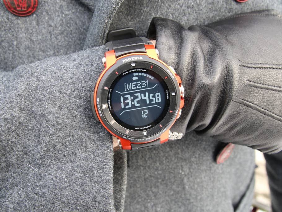 Casio Pro Trek smart WSD-F30 an einem Handgelenk