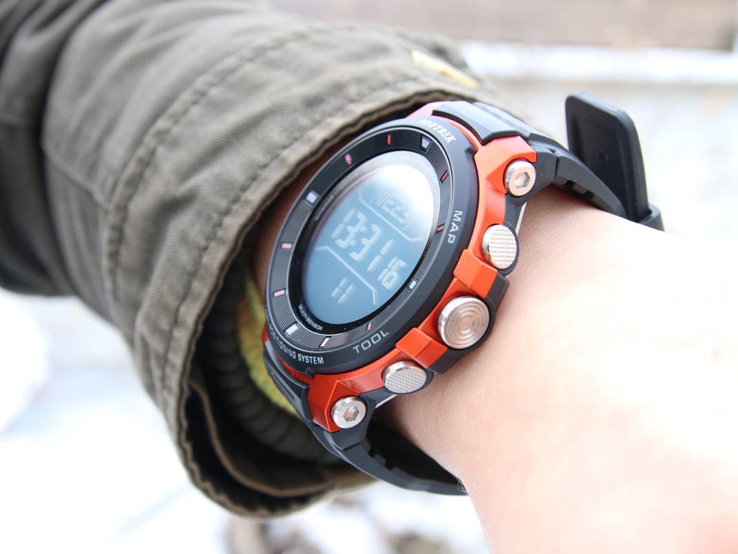 Casio Pro Trek smart WSD-F30 an weiblichem Handgelenk