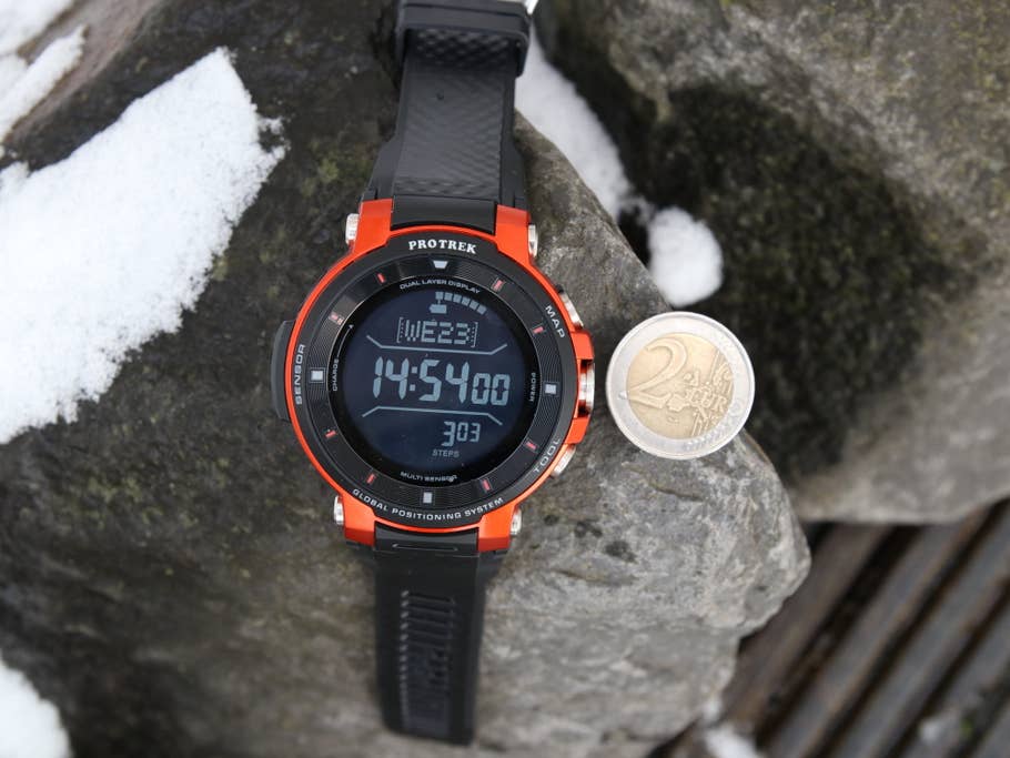 Casio Pro Trek smart WSD-F30 und eine 2 Euro Münze