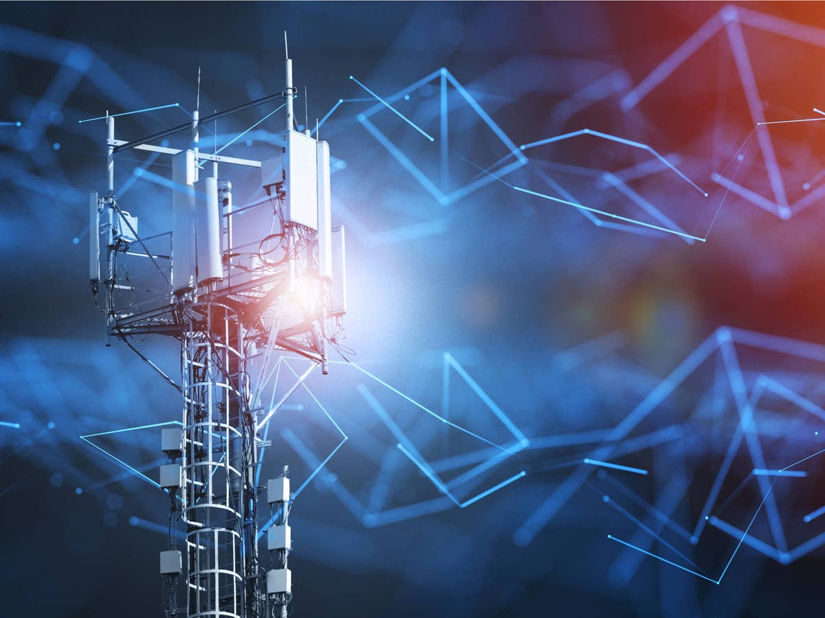 Mobilfuk-Antenne sendet Sigale aus.