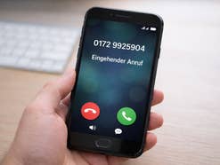 Ein Handy zeigt einen eingehenden Anruf