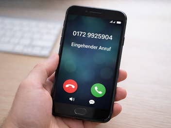 Ein Handy zeigt einen eingehenden Anruf