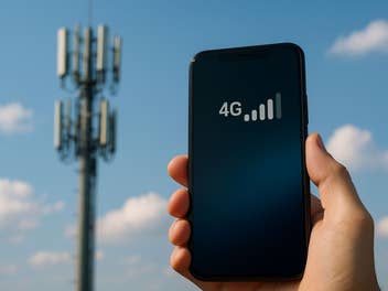 Ein Handy vor einem Sendemast