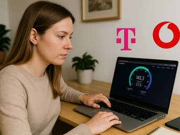 Eine Frau sitzt vorm Laptop mit einem Speedtest
