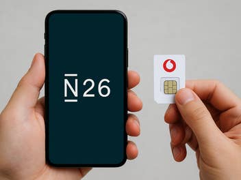 Ein Handy mit dem Logo von N26 und eine SIM-Karte