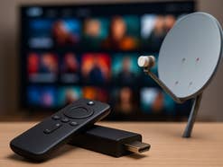 Im Hintergrund ein Fernseher, im Vordergrund ein Streamingstick und eine Sat-Schüssel