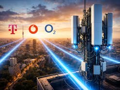 Ein Handysendemast mit Blick auf die Stadt und den Logos der Netzbetreiber