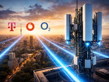 Ein Handysendemast mit Blick auf die Stadt und den Logos der Netzbetreiber