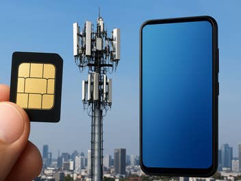 Eine SIM-Karte, ein Sendemast und ein Handy nebeneinander