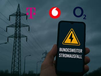 Ein Strommast, ein Handy, ausgeschaltete Straßenlaternen in der Dunkelheit und die Logos der Mobilfunknetzbetreiber