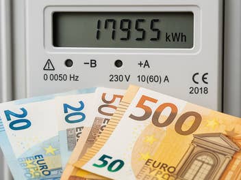 Ein Stromzähler mit Geldscheinen