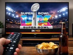 Ein Fernseher mit Super Bowl LX Logo