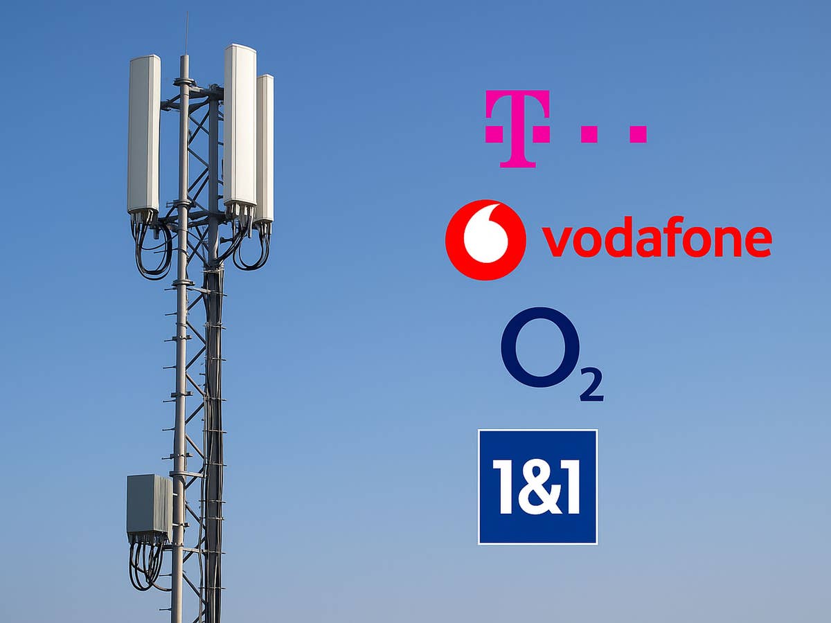 Ein Mobilfunksendemast mit den Logos der vier deutschen Netzbetreiber