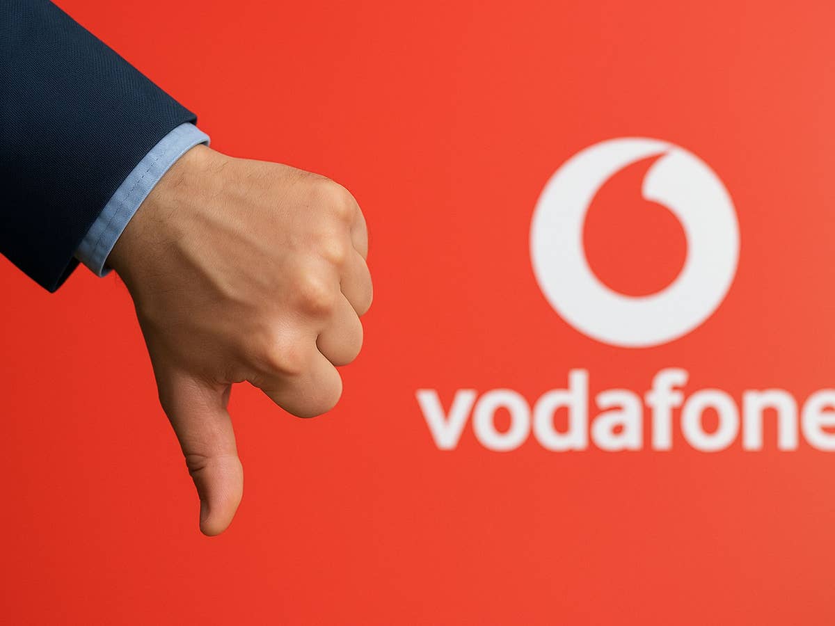 Ein Daumen zeigt nach unten, im Hintergrund ein Vodafone-Logo