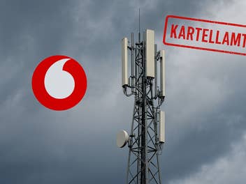 Ein Handysendemast mit einem Vodafone-Logo und einem Kartellamt-Stempel
