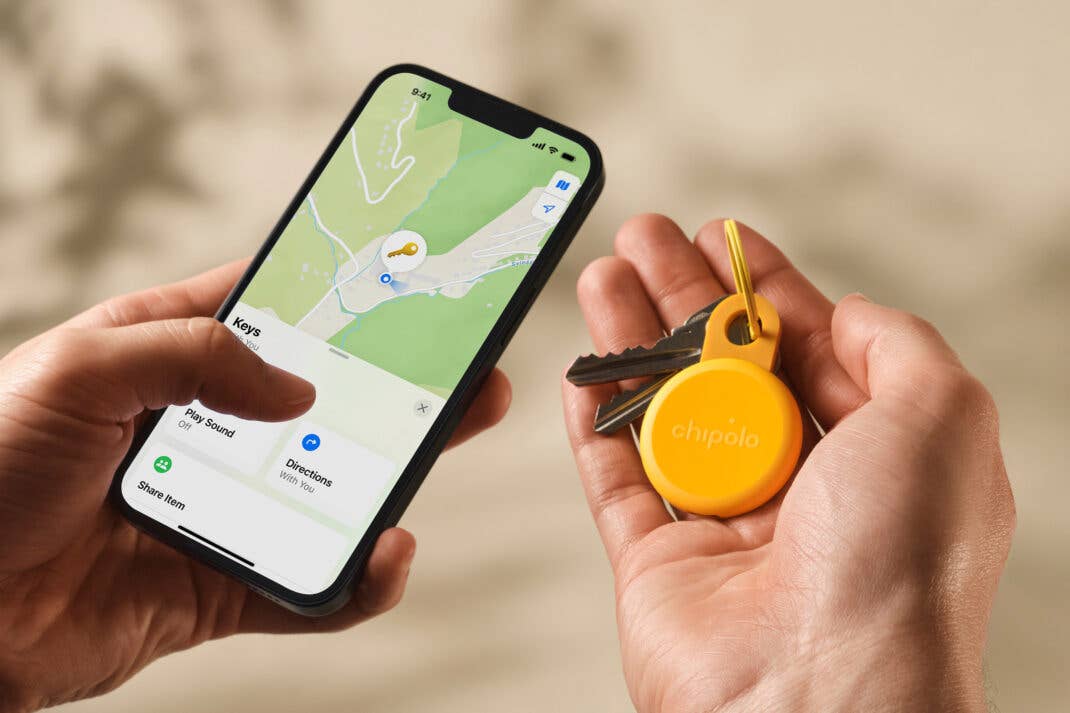 Eine Hand hält ein Smartphone, das eine Karte mit einem Chipolo Loop-Tracker und Schlüsseln zeigt.